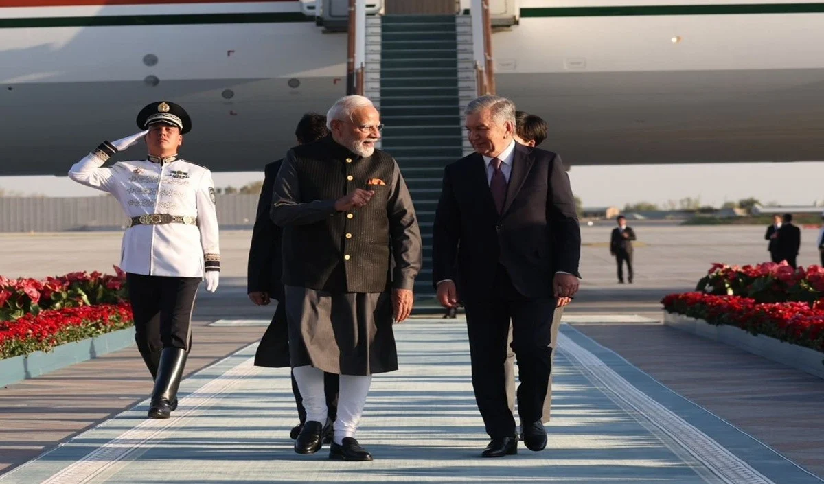 ताशकंद में PM का ग्रैंड वेलकम, दूर-दूर तक गूंजता मोदी-मोदी का नारा ताशकंद में PM का ग्रैंड वेलकम, दूर-दूर तक गूंजता मोदी-मोदी का नारा