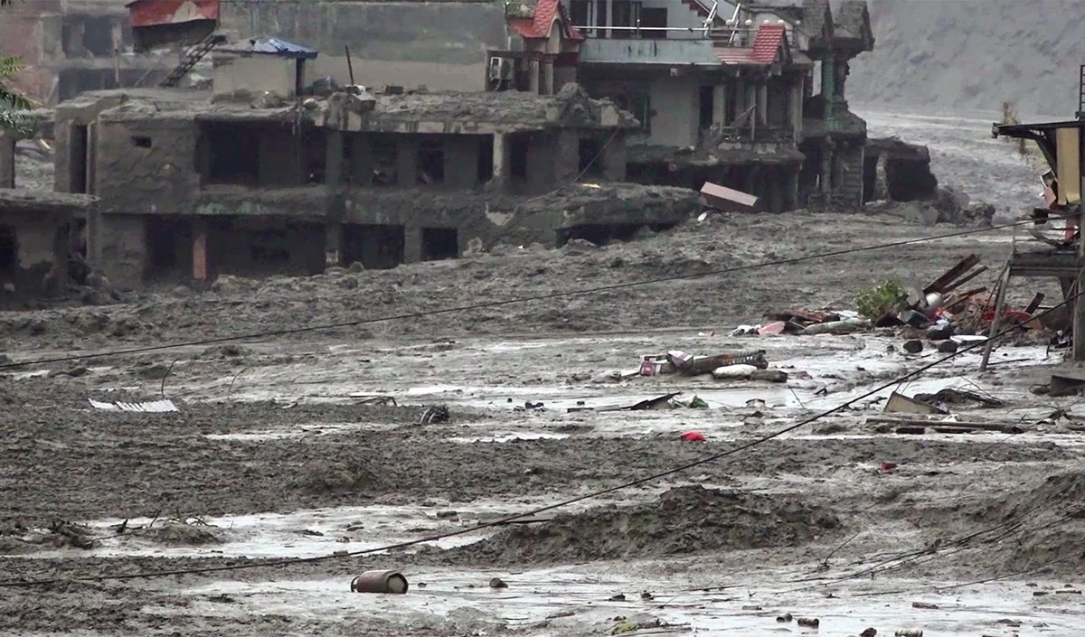 तिब्बत में Dam Burst के बाद नेपाल में भीषण तबाही का खतरा, Nepal Flood Alert के बीच सुरक्षित स्थानों पर भाग रहे लोग तिब्बत में Dam Burst के बाद नेपाल में भीषण तबाही का खतरा, Nepal Flood Alert के बीच सुरक्षित स्थानों पर भाग रहे लोग