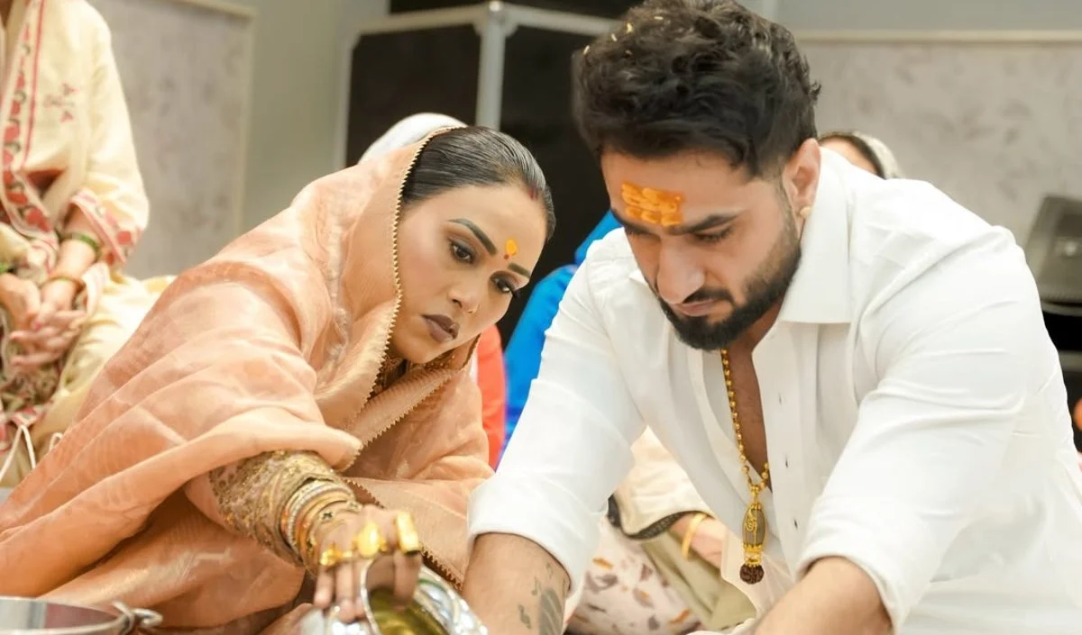 शिवलिंग का रुद्राभिषेक करती दिखीं Afsana Khan, तस्वीरें वायरल होते ही मचा बवाल शिवलिंग का रुद्राभिषेक करती दिखीं Afsana Khan, तस्वीरें वायरल होते ही मचा बवाल