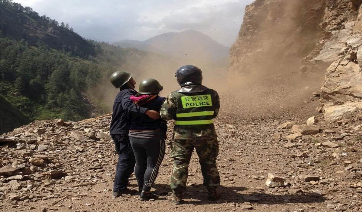 Earthquake in Tibet: भीषण बाढ़ की त्रासदी के बाद भूकंप के झटके, 4200 से ज्यादा लोग अब भी मीसिंग Earthquake in Tibet: भीषण बाढ़ की त्रासदी के बाद भूकंप के झटके, 4200 से ज्यादा लोग अब भी मीसिंग