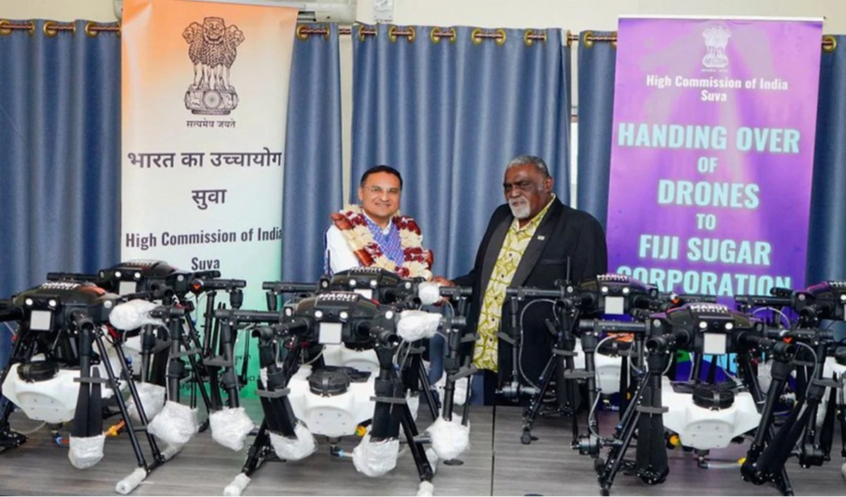 Fiji Sugar Corporation को भारत से मिले 12 Agricultural Drones, खेती में बढ़ेगी तकनीक Fiji Sugar Corporation को भारत से मिले 12 Agricultural Drones, खेती में बढ़ेगी तकनीक