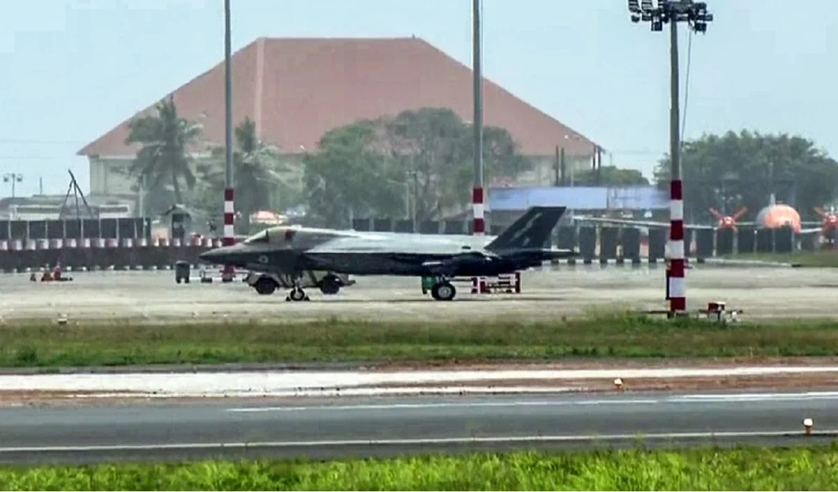 Hong Kong डायवर्ट होकर China कैसे पहुंचे F-35 के संवेदनशील पार्ट्स, जांच में जुटा Pentagon Hong Kong डायवर्ट होकर China कैसे पहुंचे F-35 के संवेदनशील पार्ट्स, जांच में जुटा Pentagon