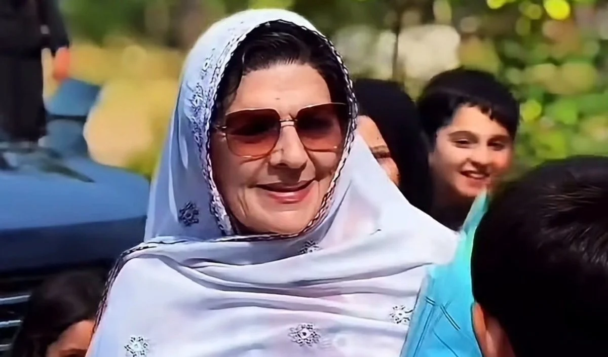 Lahore में Imran Khan की बहन Aleema Khan हिरासत में, 30 दिन की कैद का आदेश Lahore में Imran Khan की बहन Aleema Khan हिरासत में, 30 दिन की कैद का आदेश