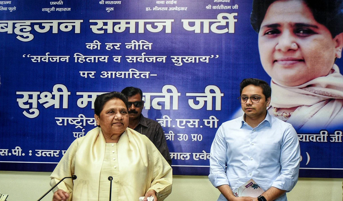 Mayawati ने आकाश को क्यों दिखाई ‘जमीन’ ? BSP के इस फैसले का UP Elections पर क्या होगा असर? Mayawati ने आकाश को क्यों दिखाई 'जमीन' ? BSP के इस फैसले का UP Elections पर क्या होगा असर?