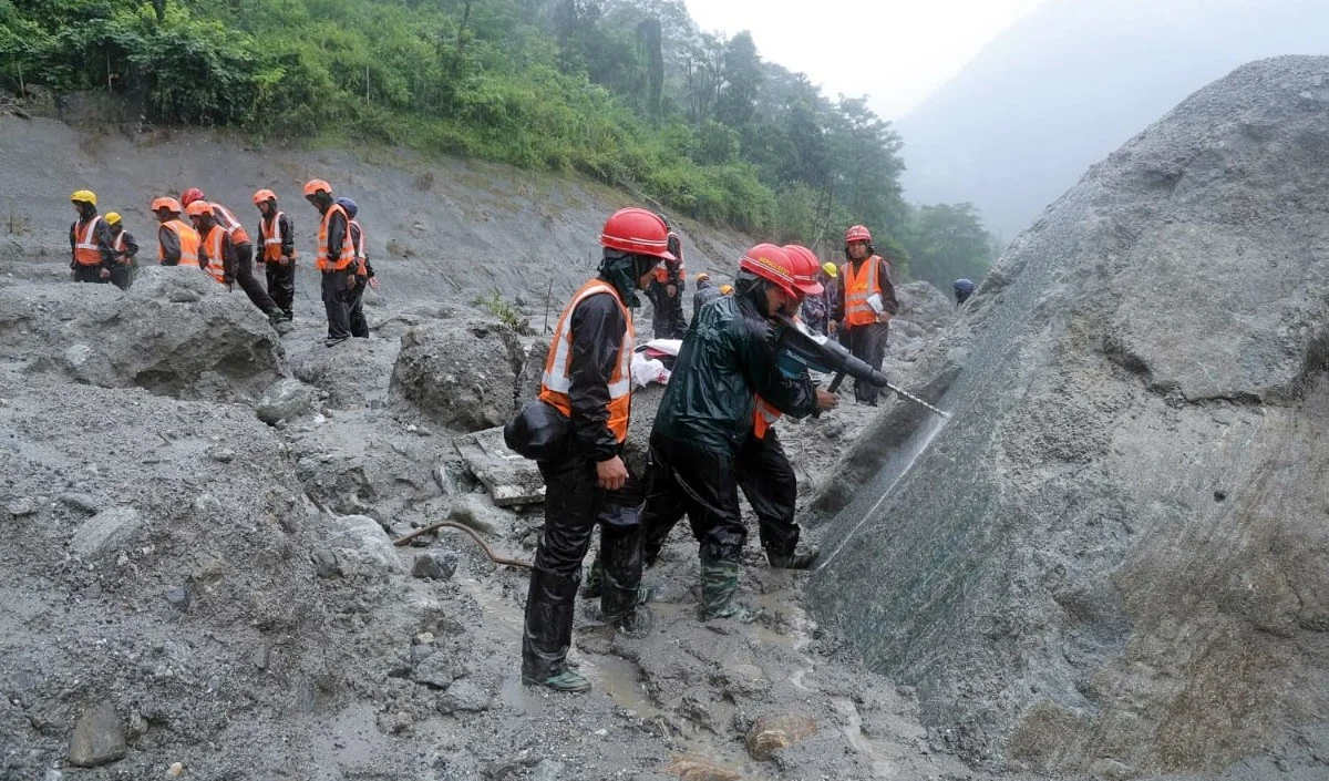Nepal Floods Rescue | नेपाल में कुदरत के कहर के बीच चमत्कार! भयानक बाढ़ के 9 दिन बाद सुरंग से 2 लोग जिंदा निकले, कई और आवाज़ें आईं Nepal Floods Rescue | नेपाल में कुदरत के कहर के बीच चमत्कार! भयानक बाढ़ के 9 दिन बाद सुरंग से 2 लोग जिंदा निकले, कई और आवाज़ें आईं