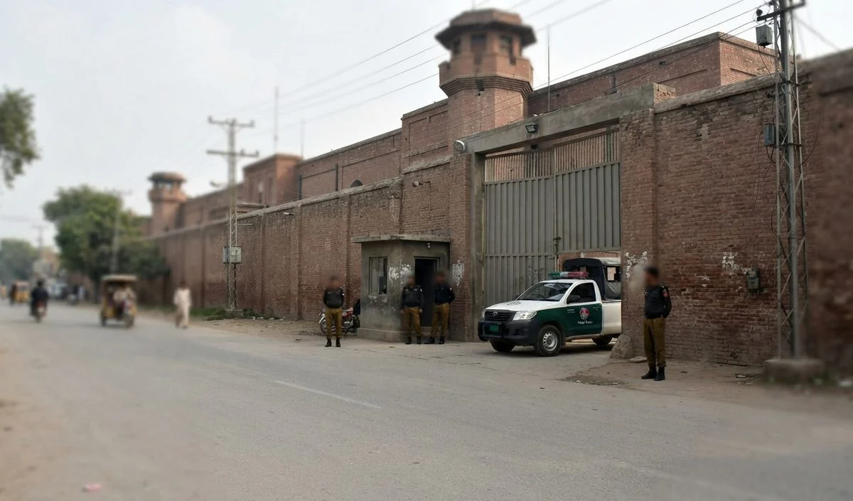 Pakistan: PTI के प्रदर्शन से पहले Imran Khan की दो और बहनें हिरासत में, कोट लखपत जेल भेजी गईं Pakistan: PTI के प्रदर्शन से पहले Imran Khan की दो और बहनें हिरासत में, कोट लखपत जेल भेजी गईं