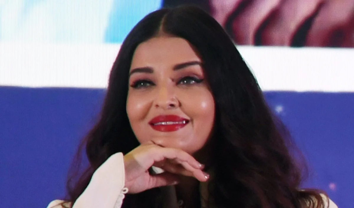 Paris Fashion Week 2026 में Aishwarya Rai Bachchan का विंटेज जलवा! वेलवेट और क्रिस्टल आउटफिट में बिखेरा पुरानी दुनिया का ग्लैमर Paris Fashion Week 2026 में Aishwarya Rai Bachchan का विंटेज जलवा! वेलवेट और क्रिस्टल आउटफिट में बिखेरा पुरानी दुनिया का ग्लैमर