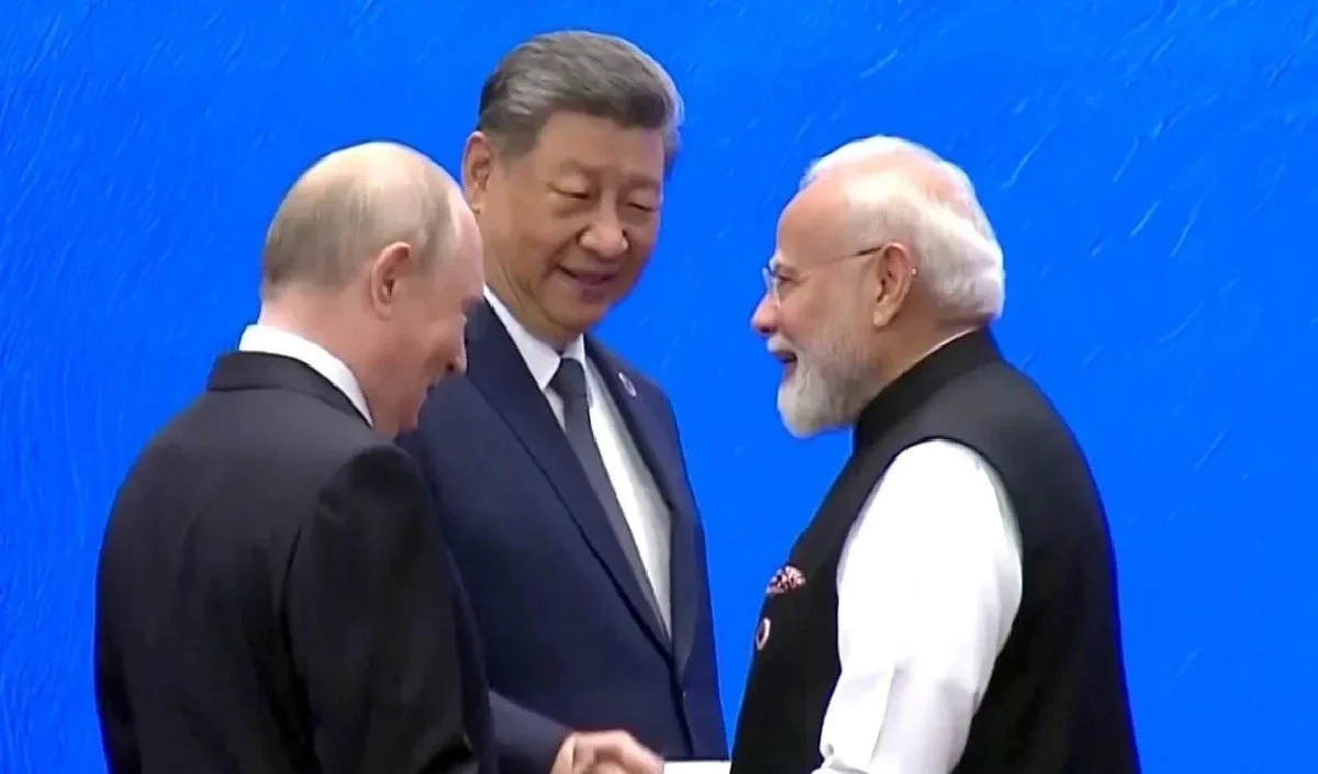 Putin के साथ बैठक में PM Modi का बड़ा बयान, Ukraine संघर्ष में कूटनीति और शांति का दिया मंत्र Putin के साथ बैठक में PM Modi का बड़ा बयान, Ukraine संघर्ष में कूटनीति और शांति का दिया मंत्र
