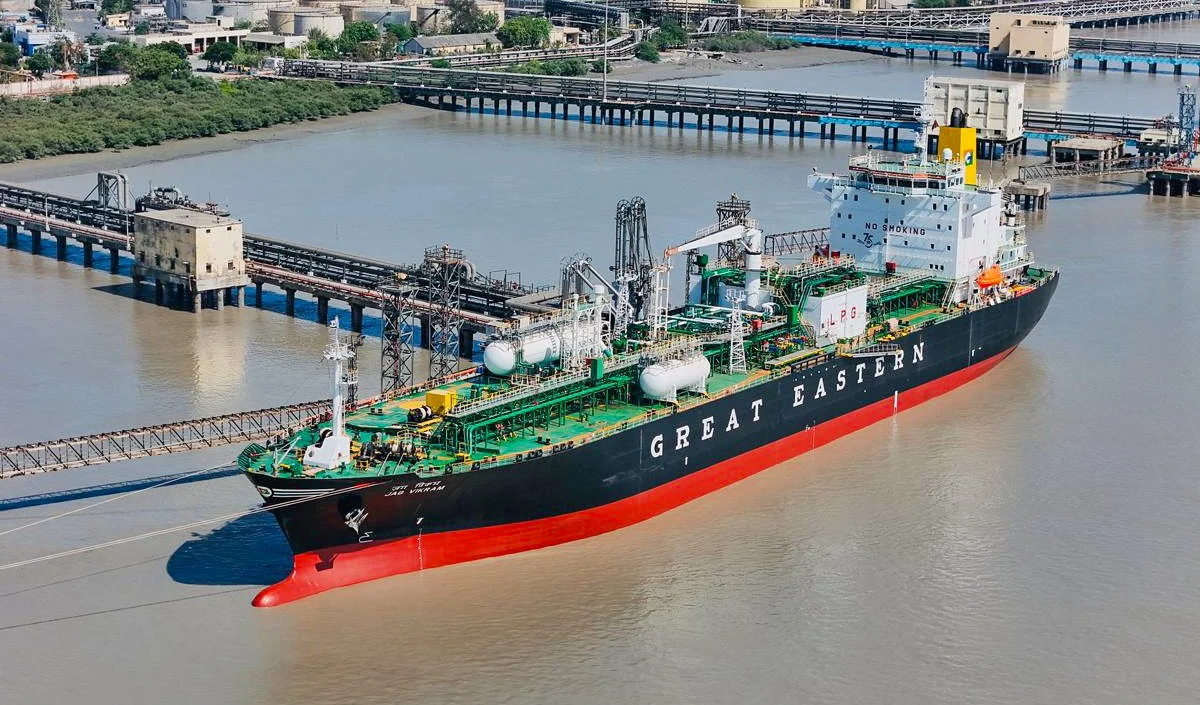 Strait of Hormuz में अमेरिका का महा-ऑपरेशन! Iran से भारी तनाव के बीच 40 युद्धपोतों ने 1.8 करोड़ बैरल तेल को दिया सुरक्षा कवच Strait of Hormuz में अमेरिका का महा-ऑपरेशन! Iran से भारी तनाव के बीच 40 युद्धपोतों ने 1.8 करोड़ बैरल तेल को दिया सुरक्षा कवच