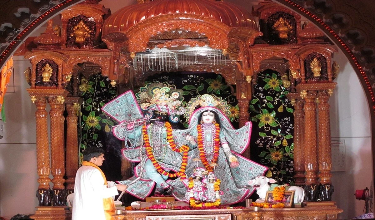 Vrindavan Trip: ISKCON से लेकर Nidhivan तक, इन मंदिरों के दर्शन बिना अधूरी है यात्रा Vrindavan Trip: ISKCON से लेकर Nidhivan तक, इन मंदिरों के दर्शन बिना अधूरी है यात्रा