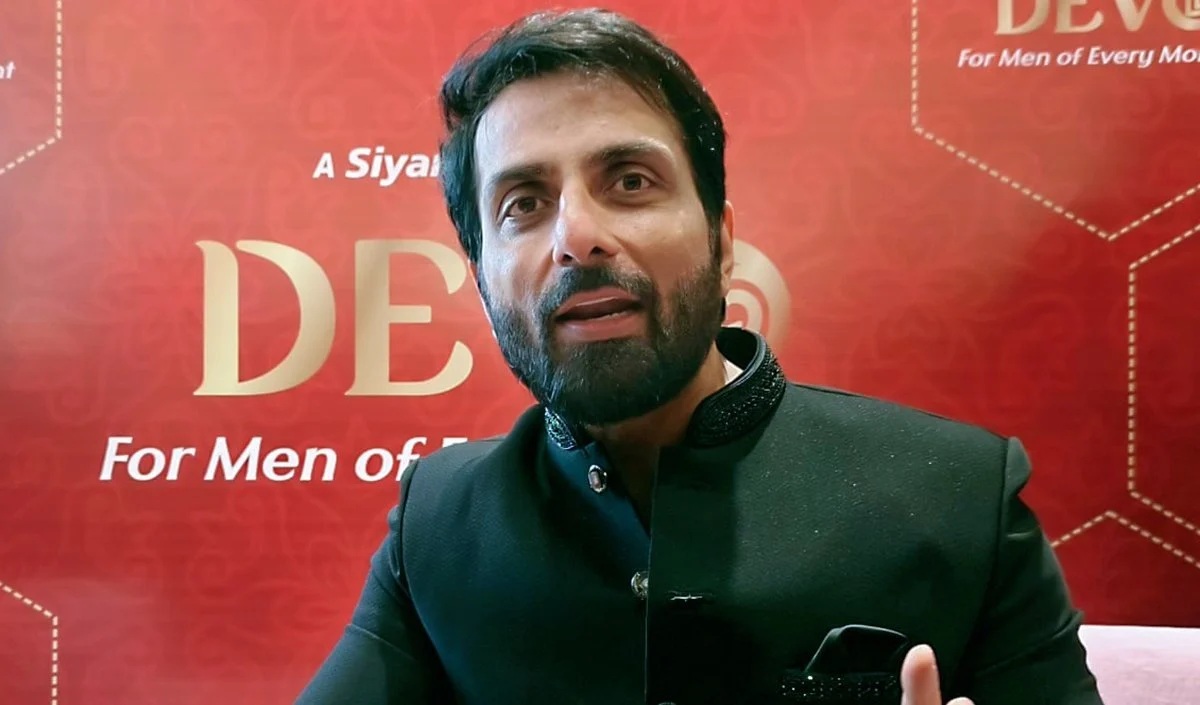 iPhone 18 Pro की बिक्री शुरू, लंबी कतारों के बीच Sonu Sood की एक बात ने छेड़ दी बहस iPhone 18 Pro की बिक्री शुरू, लंबी कतारों के बीच Sonu Sood की एक बात ने छेड़ दी बहस