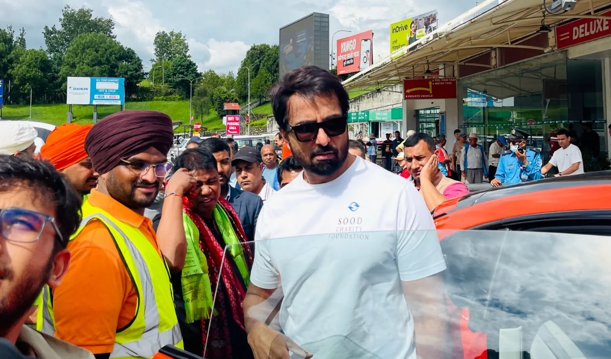 अभिनेता Sonu Sood राहत सामग्री लेकर पहुंचे Nepal, बाढ़ पीड़ितों को बांटे भोजन और कंबल अभिनेता Sonu Sood राहत सामग्री लेकर पहुंचे Nepal, बाढ़ पीड़ितों को बांटे भोजन और कंबल