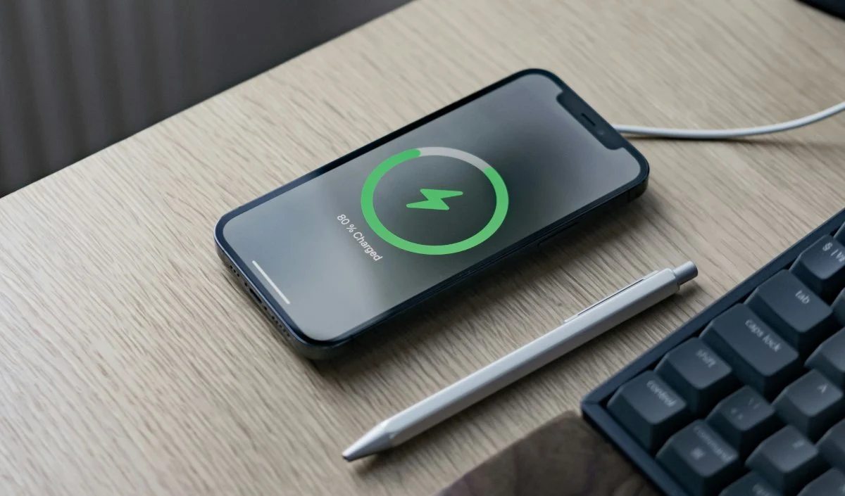 गलत चार्जिंग से घटती है Battery Health, इन 5 आसान तरीकों से आईफोन और एंड्रॉयड की बैटरी लाइफ लंबी चलेगी! गलत चार्जिंग से घटती है Battery Health, इन 5 आसान तरीकों से आईफोन और एंड्रॉयड की बैटरी लाइफ लंबी चलेगी!