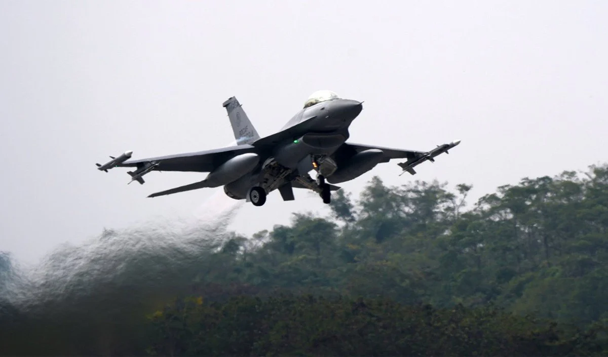ताइवान सीमा पर China की बड़ी उकसावे वाली कार्रवाई, 20 PLA Aircraft और 6 PLAN जहाजों ने पार की Median Line ताइवान सीमा पर China की बड़ी उकसावे वाली कार्रवाई, 20 PLA Aircraft और 6 PLAN जहाजों ने पार की Median Line