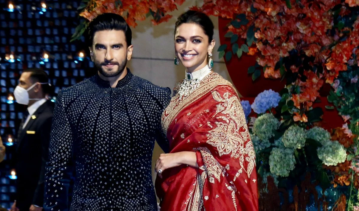 दूसरी डिलीवरी से पहले सिद्धिविनायक मंदिर पहुंचे Deepika Padukone और Ranveer Singh, बप्पा का लिया आशीर्वाद दूसरी डिलीवरी से पहले सिद्धिविनायक मंदिर पहुंचे Deepika Padukone और Ranveer Singh, बप्पा का लिया आशीर्वाद