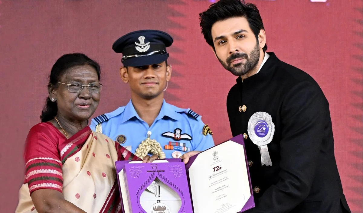 नेशनल अवॉर्ड मिलते ही ‘लालबागचा राजा’ के दर पर पहुंचे Kartik Aaryan, बप्पा के चरणों में समर्पित किया पदक नेशनल अवॉर्ड मिलते ही 'लालबागचा राजा' के दर पर पहुंचे Kartik Aaryan, बप्पा के चरणों में समर्पित किया पदक