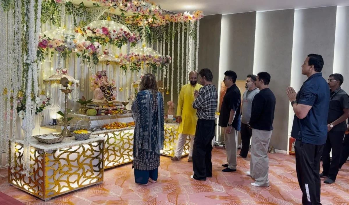 पहले Lalbaugcha Raja, फिर टी-सीरीज के दफ्तर में जाकर Shah Rukh Khan ने किए बप्पा के दर्शन पहले Lalbaugcha Raja, फिर टी-सीरीज के दफ्तर में जाकर Shah Rukh Khan ने किए बप्पा के दर्शन