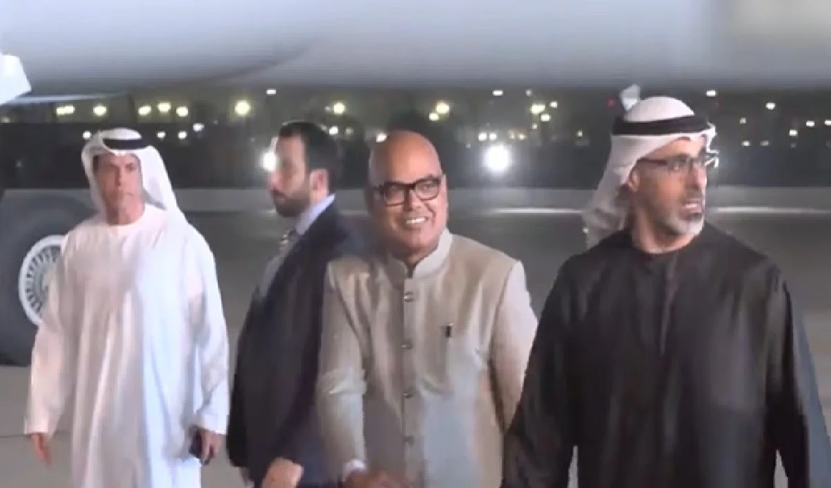 ब्रिक्स से जाते हुए UAE के Prince ने ड्राइवर के साथ क्या किया! एयरपोर्ट पर हुई चौंकाने वाली घटना ब्रिक्स से जाते हुए UAE के Prince ने ड्राइवर के साथ क्या किया! एयरपोर्ट पर हुई चौंकाने वाली घटना