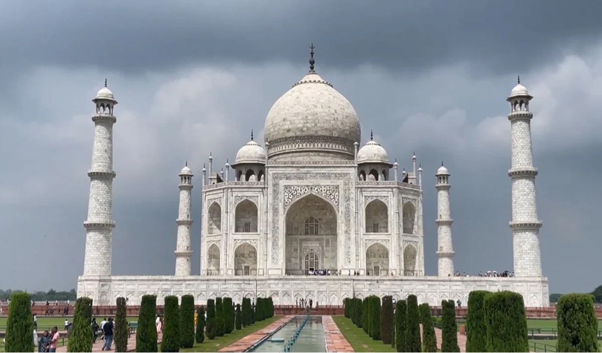 युगांडा की Vice President Jessica Alupo पहुंचीं Agra, किया Taj Mahal का दीदार युगांडा की Vice President Jessica Alupo पहुंचीं Agra, किया Taj Mahal का दीदार