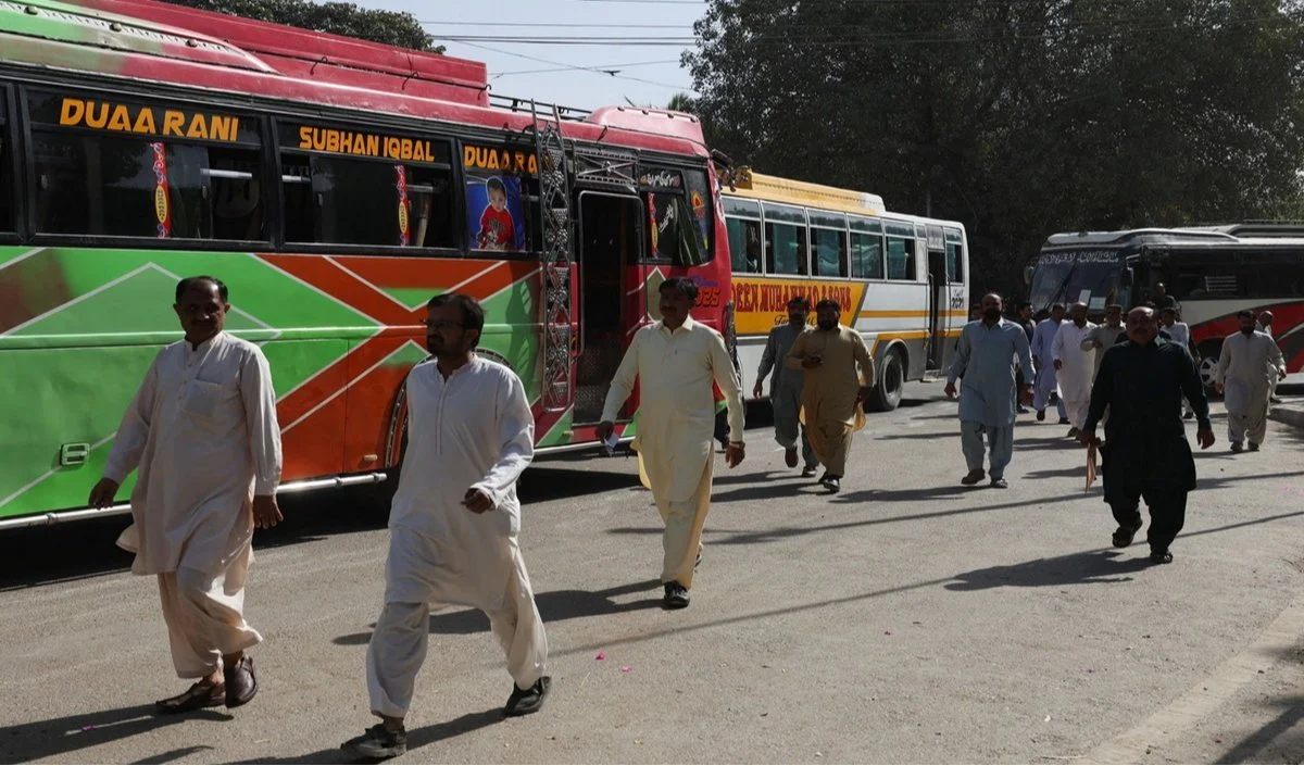 Pakistan में प्रति 1,000 लोगों पर सिर्फ 22 कार, फिर भी Public Transport हाशिए पर Pakistan में प्रति 1,000 लोगों पर सिर्फ 22 कार, फिर भी Public Transport हाशिए पर