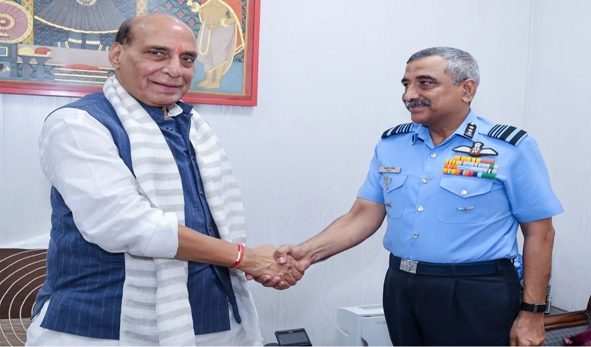 Rajnath Singh से मिले नए Air Chief Ashutosh Dixit, रक्षा मंत्री ने दी बधाई Rajnath Singh से मिले नए Air Chief Ashutosh Dixit, रक्षा मंत्री ने दी बधाई