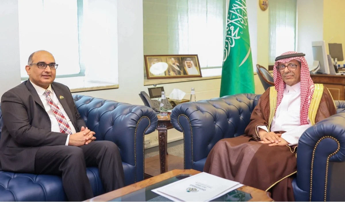 Saudi Arabia में Indian Embassy ने पीड़ित परिवार को दिया पूरा भरोसा, अंतिम विदाई में हुए शामिल Saudi Arabia में Indian Embassy ने पीड़ित परिवार को दिया पूरा भरोसा, अंतिम विदाई में हुए शामिल