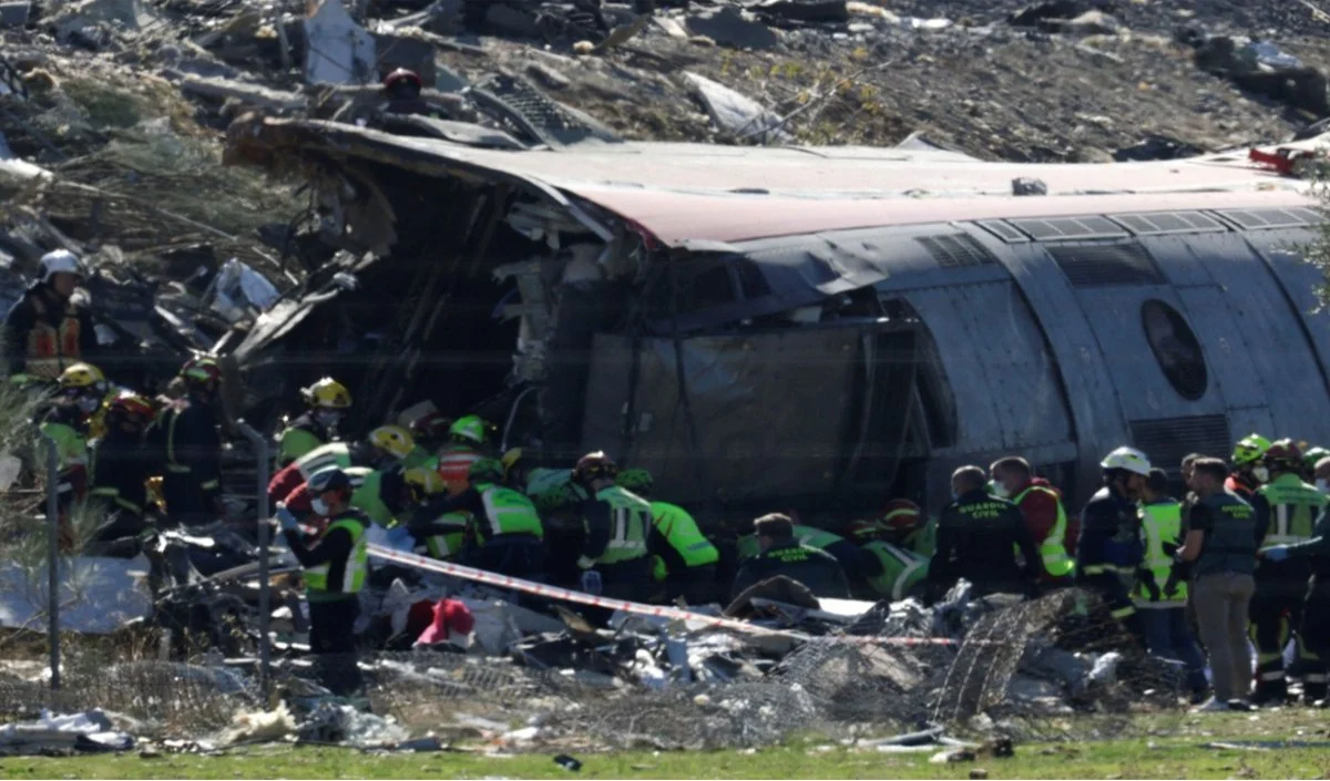 Spain Train Crash: Toledo में Iryo ट्रेन के डिब्बे ढलान पर गिरे, 30 यात्रियों की मौत Spain Train Crash: Toledo में Iryo ट्रेन के डिब्बे ढलान पर गिरे, 30 यात्रियों की मौत