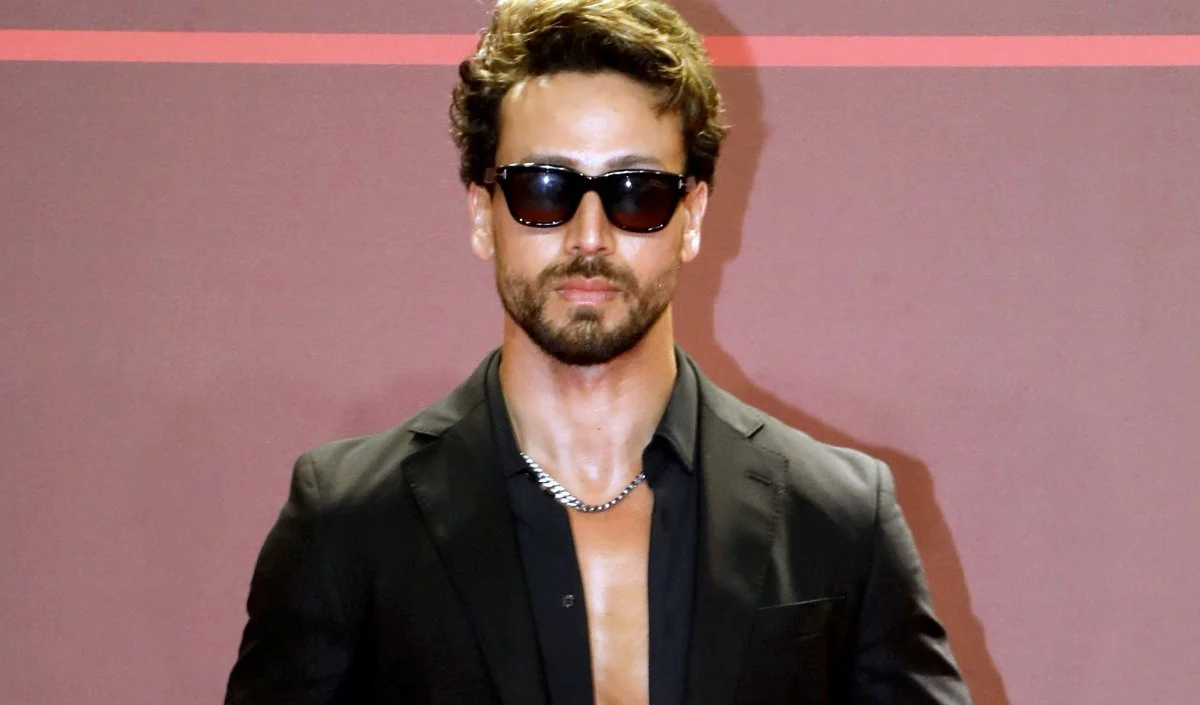 Tiger Shroff Firing Incident: सूरत से बरामद हुए हमलावर के हथियार और कारतूस, मुंबई पुलिस की क्राइम ब्रांच का बड़ा खुलासा Tiger Shroff Firing Incident: सूरत से बरामद हुए हमलावर के हथियार और कारतूस, मुंबई पुलिस की क्राइम ब्रांच का बड़ा खुलासा