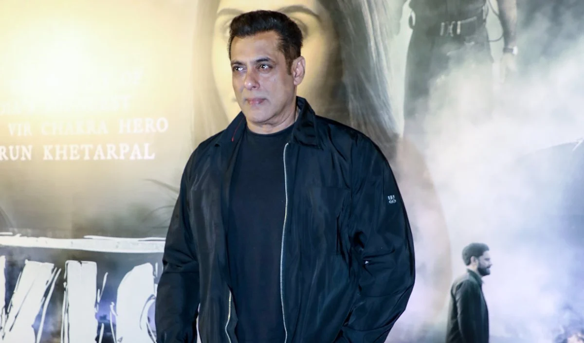 Tiger Shroff पर फायरिंग के बाद पहली बार बाहर दिखे Salman Khan, कड़ी सुरक्षा के बीच एयरपोर्ट पहुंचे भाईजान Tiger Shroff पर फायरिंग के बाद पहली बार बाहर दिखे Salman Khan, कड़ी सुरक्षा के बीच एयरपोर्ट पहुंचे भाईजान