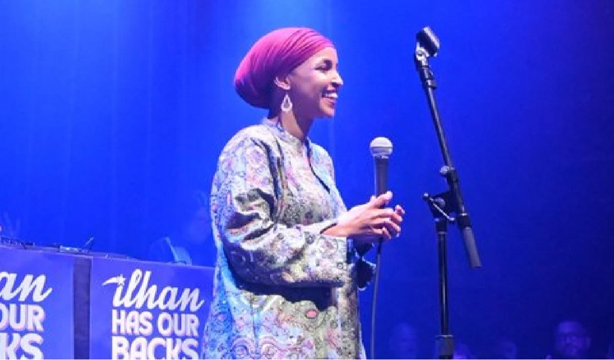इमिग्रेशन जांच में घिरीं Ilhan Omar, Search Warrant लेकर घर पहुंचे Federal Agents इमिग्रेशन जांच में घिरीं Ilhan Omar, Search Warrant लेकर घर पहुंचे Federal Agents