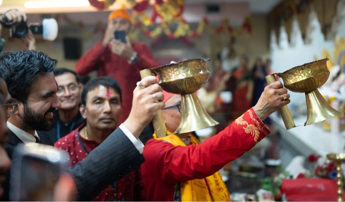 काले सूट पर दुपट्टा डाले ममदानी ने न्यूयॉर्क में भारतीयों के साथ खेला गरबा, इलिनोइस मंदिर हमले के प्रयास के बाद एकता का आह्वान काले सूट पर दुपट्टा डाले ममदानी ने न्यूयॉर्क में भारतीयों के साथ खेला गरबा, इलिनोइस मंदिर हमले के प्रयास के बाद एकता का आह्वान