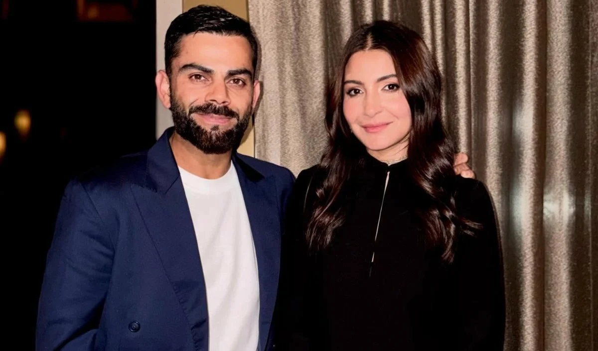 कृष्ण दास के कीर्तन में भक्ति में डूबे नजर आए Virat-Anushka, कैमरे में कैद हुआ खास पल कृष्ण दास के कीर्तन में भक्ति में डूबे नजर आए Virat-Anushka, कैमरे में कैद हुआ खास पल