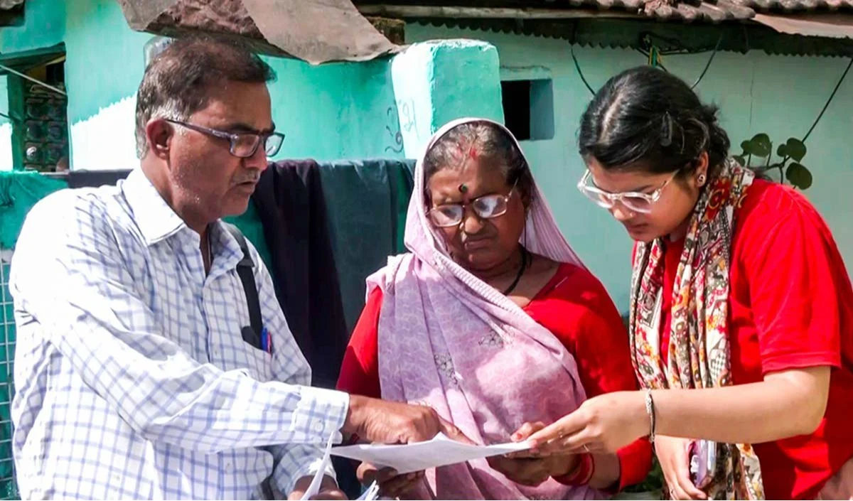 चुनाव आयोग के अधिकारियों को नहीं, मतदाता सूची की नीति बदलिए चुनाव आयोग के अधिकारियों को नहीं, मतदाता सूची की नीति बदलिए