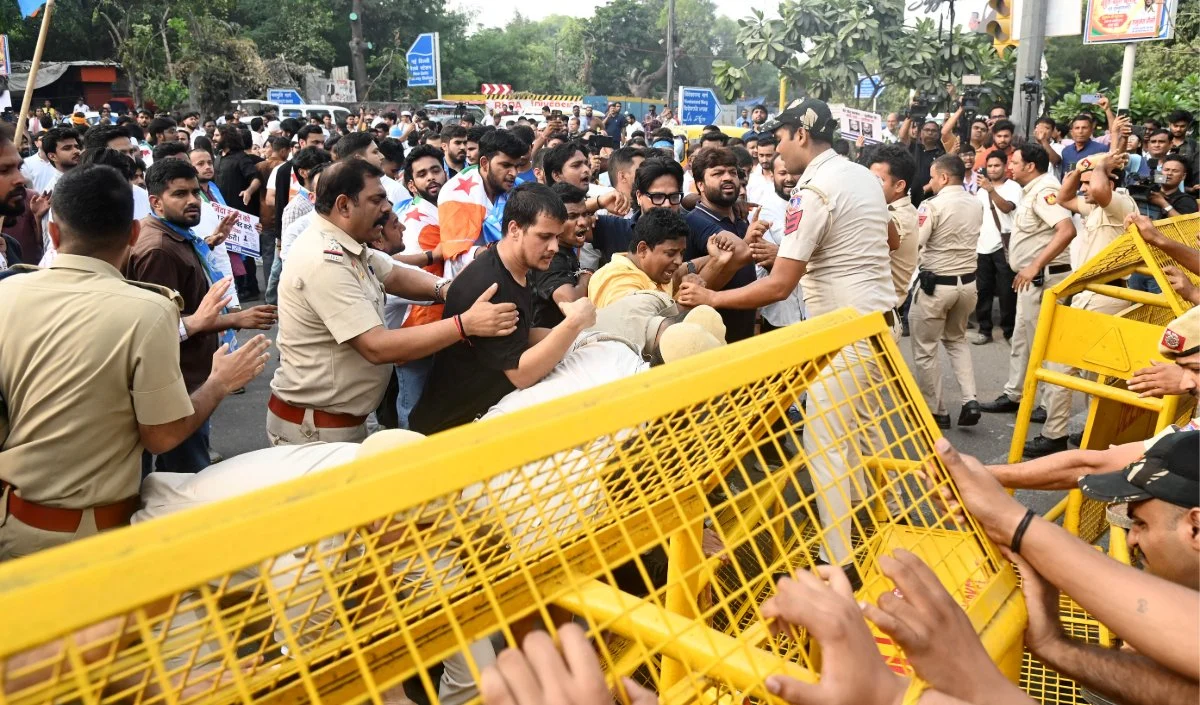 फरीदाबाद में कांग्रेस के प्रदर्शन के दौरान हंगामा! ‘इंडिया’ गठबंधन के प्रदर्शन में दो महिला नेता आपस में भिड़ीं, मारे थप्पड़ फरीदाबाद में कांग्रेस के प्रदर्शन के दौरान हंगामा! 'इंडिया' गठबंधन के प्रदर्शन में दो महिला नेता आपस में भिड़ीं, मारे थप्पड़