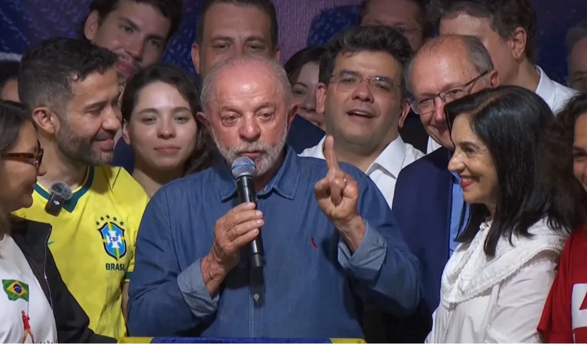 भ्रष्टाचार जांच के बीच देश छोड़ US भागे Flavio Bolsonaro, बोले Lula- कुछ छिपा रहे हैं भ्रष्टाचार जांच के बीच देश छोड़ US भागे Flavio Bolsonaro, बोले Lula- कुछ छिपा रहे हैं