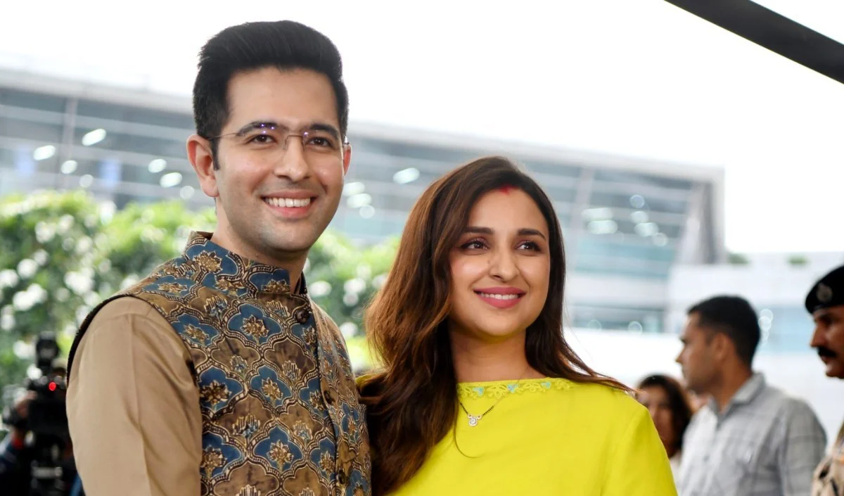 हवा में छलनी और चांद: Parineeti Chopra और Raghav Chadha ने 35,000 फीट की ऊंचाई पर मनाया करवा चौथ हवा में छलनी और चांद: Parineeti Chopra और Raghav Chadha ने 35,000 फीट की ऊंचाई पर मनाया करवा चौथ
